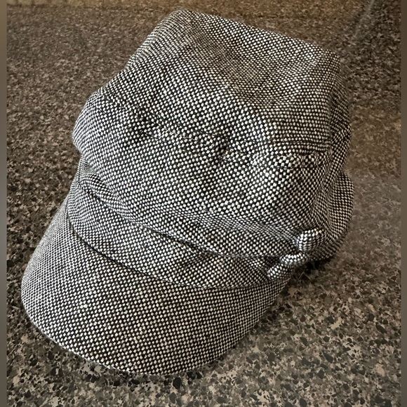 Accessories - Stylish Black and White Newsboy Cap NWOT